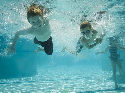 儿童游泳易引发中耳炎 专家建议戴防水耳塞